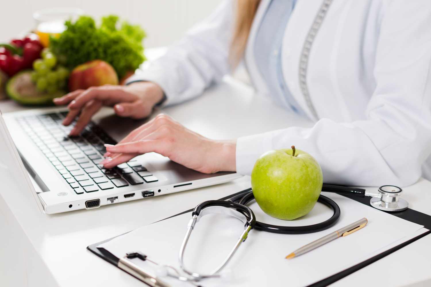 concetto-di-dieta-con-scienziato-femminile-e-cibo-sano (1)
