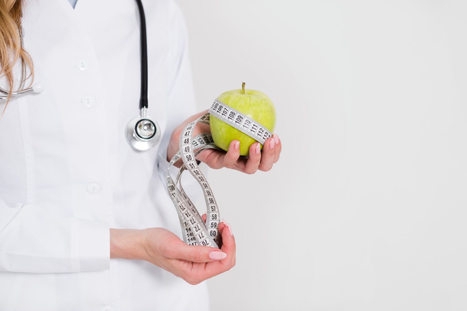 concetto-di-dieta-con-scienziato-femminile-e-cibo-sano