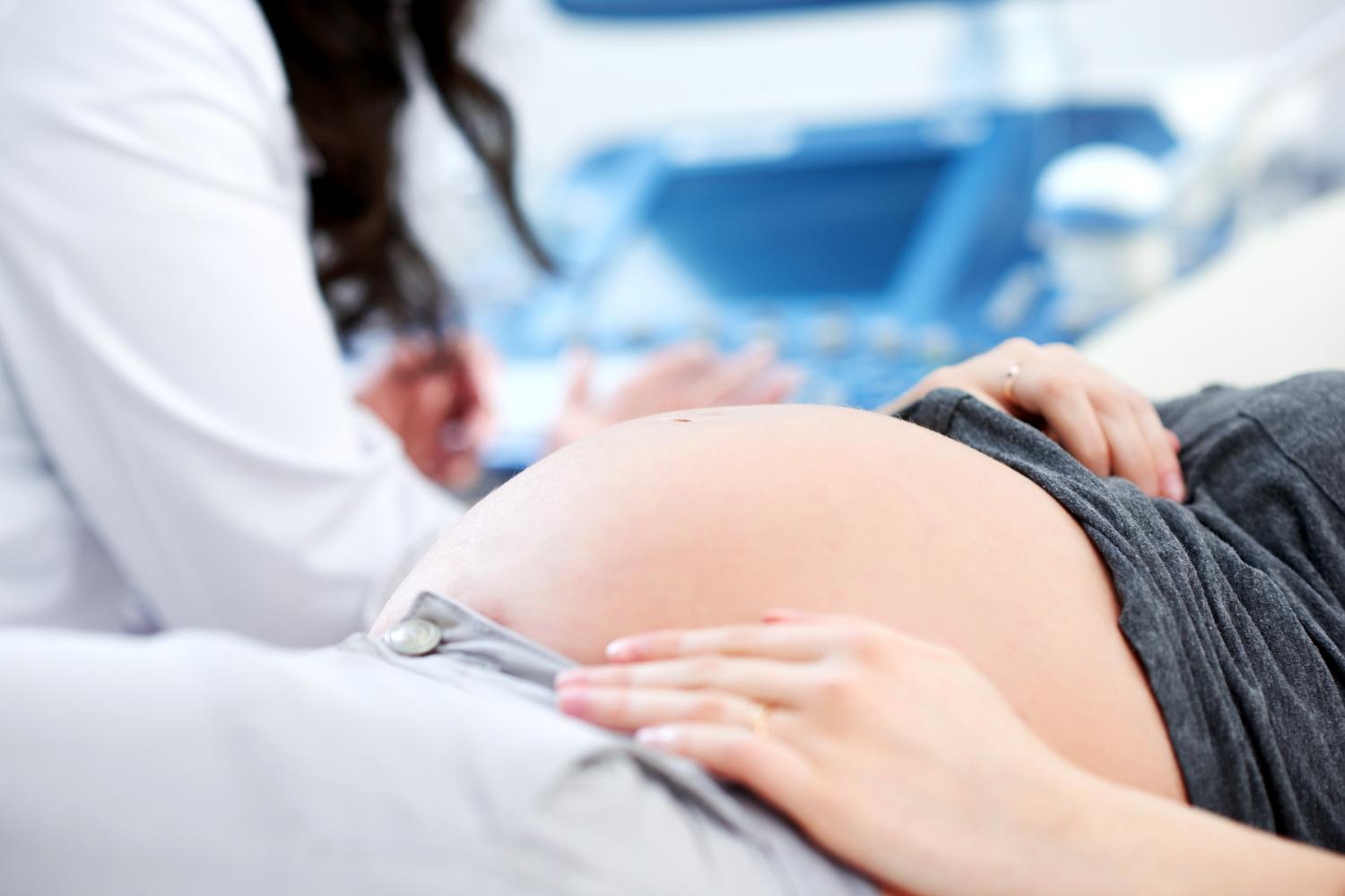 medico-eseguendo-la-scansione-ad-ultrasuoni-per-la-sua-paziente-incinta (1)